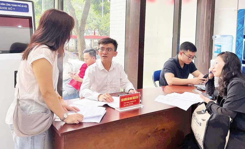 Người dân được hướng dẫn thủ tục khi làm hồ sơ trực tuyến tại Trung tâm Phục vụ hành chính công, chi nhánh số 7.