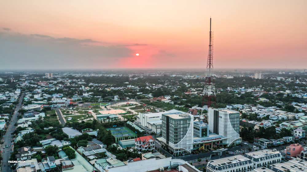 Nhiều năm liền Đài Phát thanh- Truyền hình Vĩnh Long được UBND tỉnh tặng bằng khen về thành tích Xây dựng doanh nghiệp phát triển đúng hướng và bền vững, tiêu biểu trong phong trào thi đua sản xuất kinh doanh đạt hiệu quả cao từ năm 2009-2018. Ảnh: VÕ THÀNH NHÂN