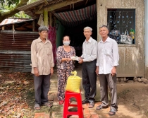 Trao tiền bạn đọc giúp bà Nguyễn Thị Chính