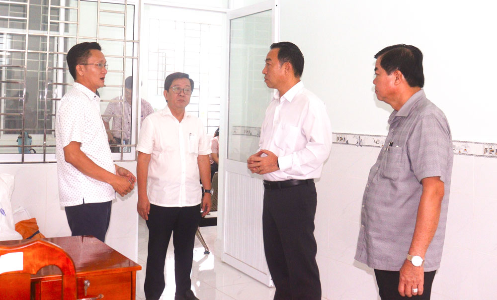 Kiểm tra cơ sở vật chất tại UBND phường Long Châu