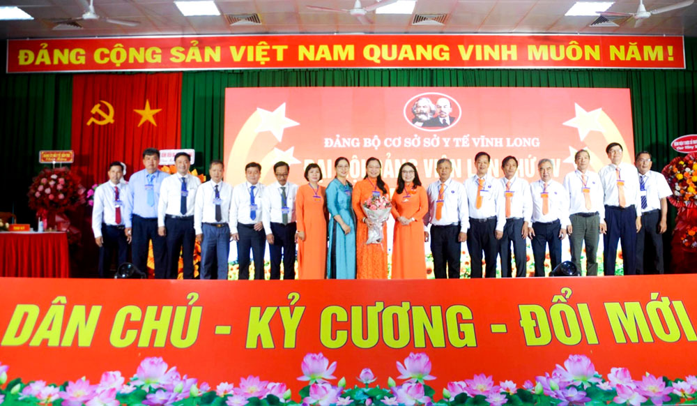 Phó Chủ tịch UBND tỉnh- Nguyễn Thị Quyên Thanh chụp hình lưu niệm cùng BCH Đảng bộ Sở Y tế nhiệm kỳ 2025-2030.
