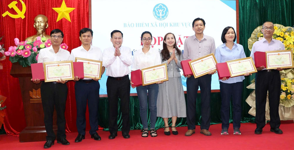 1.	Các đơn vị sử dụng lao động thực hiện tốt chế độ chính sách BHXH, BHYT được biểu dương. 