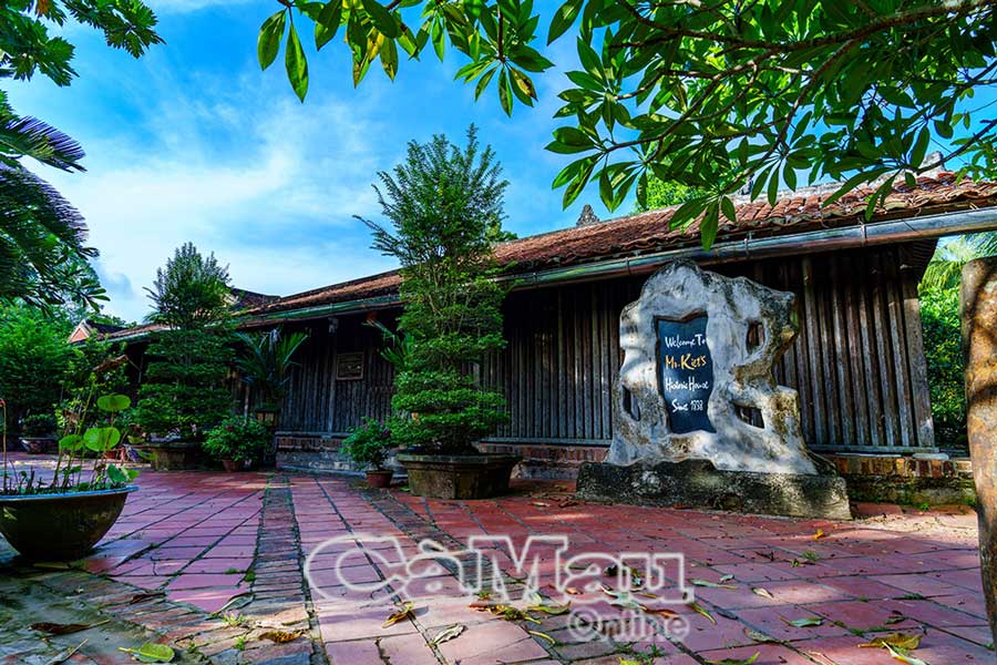 Toạ lạc tại ấp Phú Hoà, thuộc xã Ðông Hoà Hiệp, huyện Cái Bè, tỉnh Tiền Giang, nhà cổ Ông Kiệt là một trong số những ngôi nhà đẹp nhất tại làng cổ Ðông Hoà Hiệp và được mệnh danh là một trong cửu đại mỹ gia (9 ngôi nhà đẹp) tại Việt Nam.