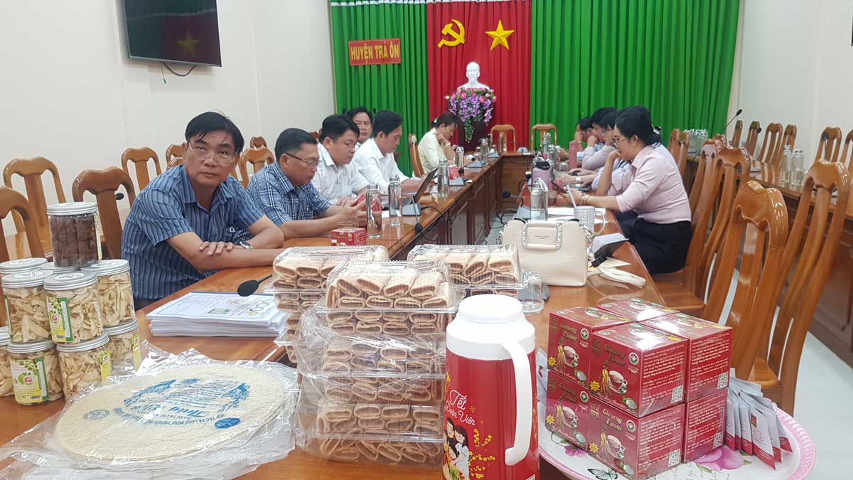 Đợt này, huyện Trà Ôn có 2 sản phẩm tham gia đánh giá lần đầu gồm: bánh kẹp Tuyết Phương (xã Phú Thành) và bánh tráng ngọt Thúy Liễu (xã Lục Sĩ Thành). 
