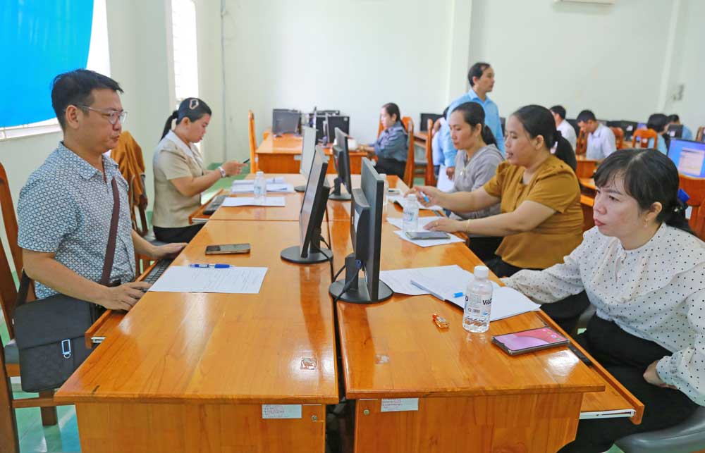 Sau khi được triển khai chung, các học viên được thực hành trên máy tính.