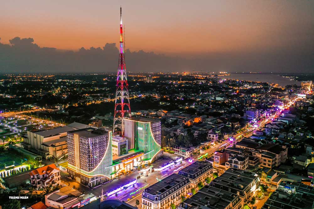 Ngày 31/12/2020, Đài Phát thanh- Truyền hình Vĩnh Long (THVL) vinh dự được Chủ tịch nước phong tặng danh hiệu “Anh hùng Lao động thời kỳ đổi mới”.