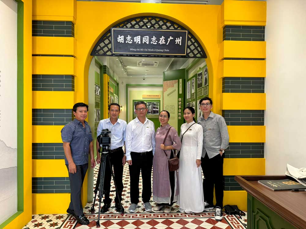 THVL tác nghiệp tại Di tích lưu niệm Trụ sở Hội Việt Nam Cách mạng thanh niên tại căn nhà số 13 (nay là 248-250) đường Văn Minh, TP Quảng Châu, tỉnh Quảng Đông, Trung Quốc.