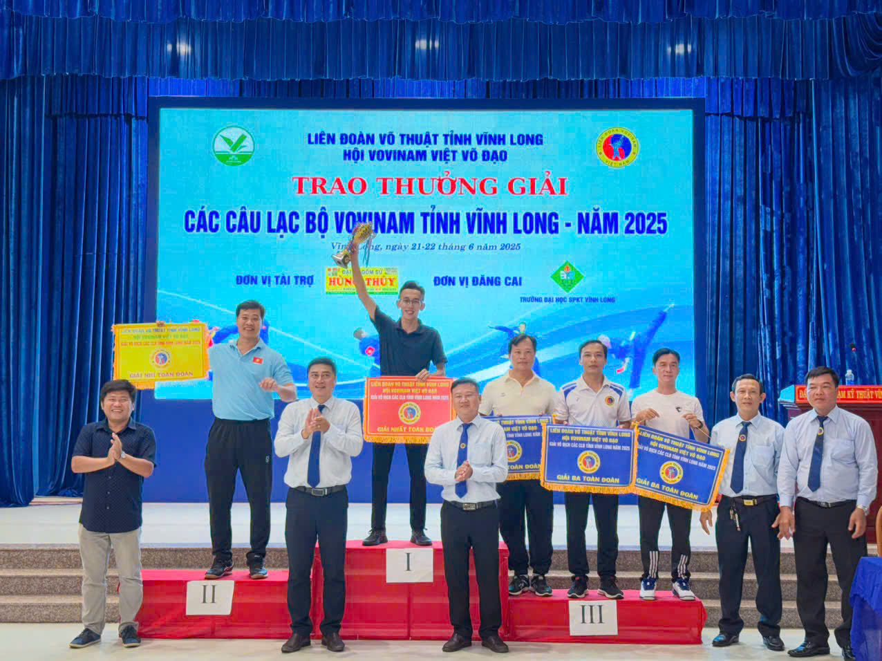 BTC trao giải toàn đoàn cho các đơn vị.