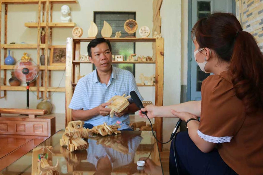 Báo chí là người bạn đồng hành tin cậy, giúp doanh nghiệp truyền tải thông tin, khẳng định thương hiệu và kết nối với khách hàng. Ảnh: NGỌC LIỄU