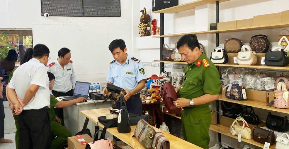 Thời gian qua, các lực lượng chức năng tăng cường công tác đấu tranh chống buôn lậu, gian lận thương mại và hàng giả.