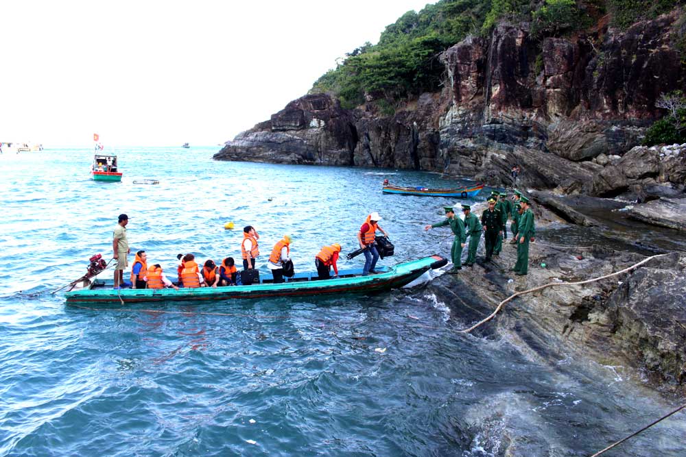 Từ nông thôn xa xôi đến hải đảo, báo chí luôn có mặt tạo sự lan tỏa niềm tin, trách nhiệm, khát vọng vươn lên. Trong ảnh: Đoàn công tác của các cơ quan báo chí trên biển đảo Tây Nam.