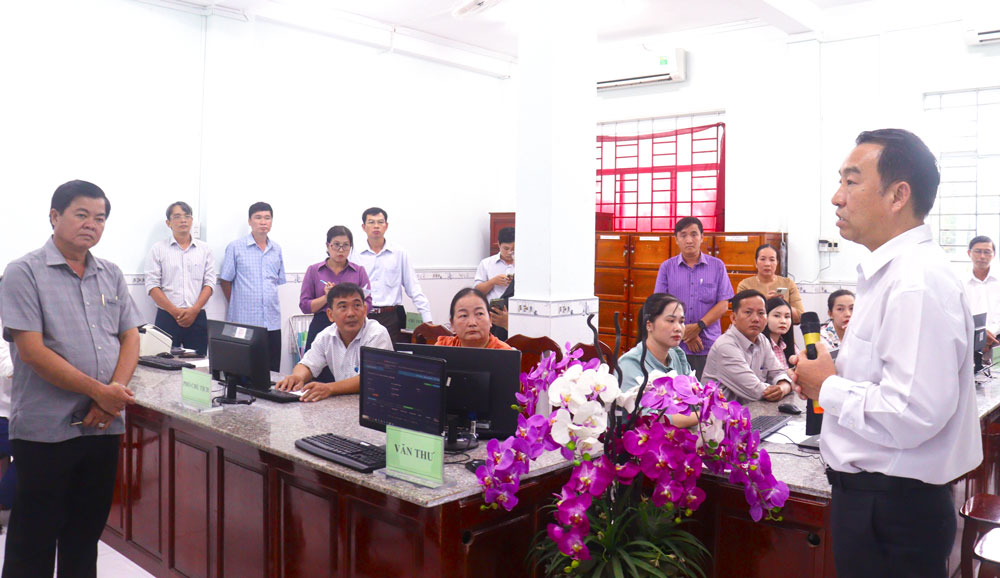  Đoàn giám sát tại UBND phường Long Châu