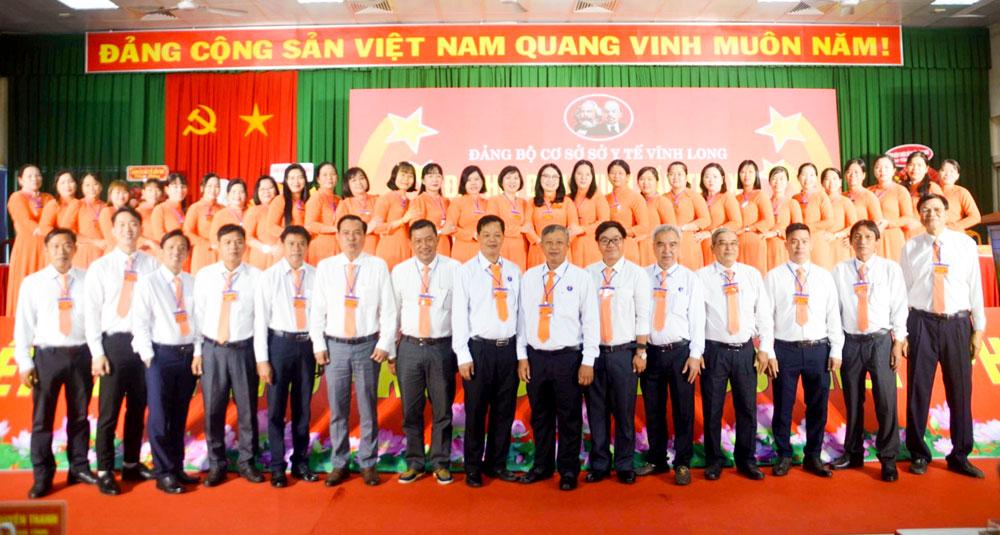 Các Chi bộ trực thuộc chụp hình lưu niệm cùng BCH Đảng bộ Sở Y tế nhiệm kỳ 2025-2030.
