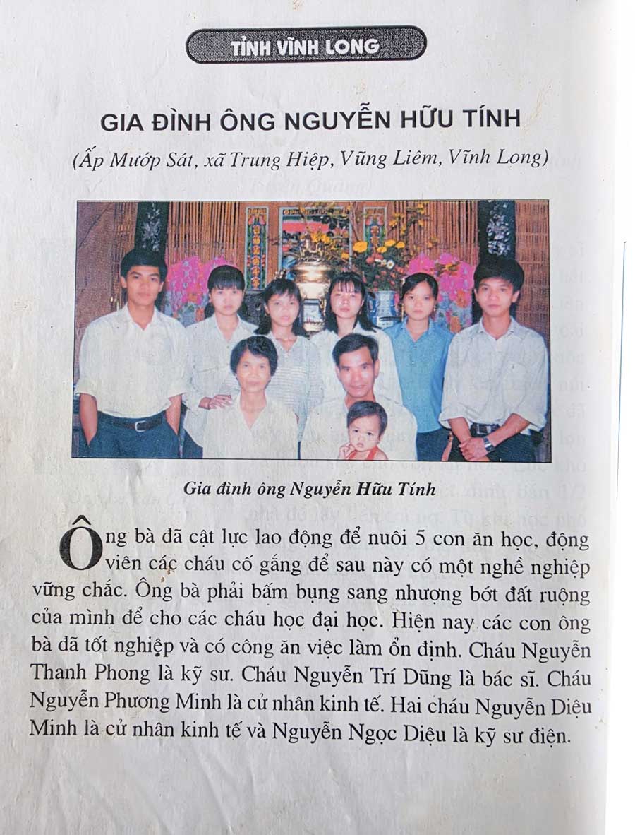Gia đình ông Nguyễn Hữu Tính trong quyển sách kỷ niệm Đại hội Biểu dương các gia đình hiếu học toàn quốc được tổ chức lần thứ I tại Hà Nội vào năm 2004.