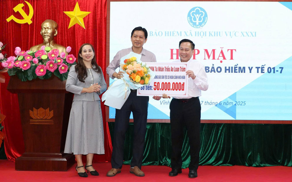 Các doanh nghiệp trên địa bàn tỉnh Vĩnh Long đã hỗ trợ mua BHYT cho người có hoàn cảnh khó khăn trong tỉnh.