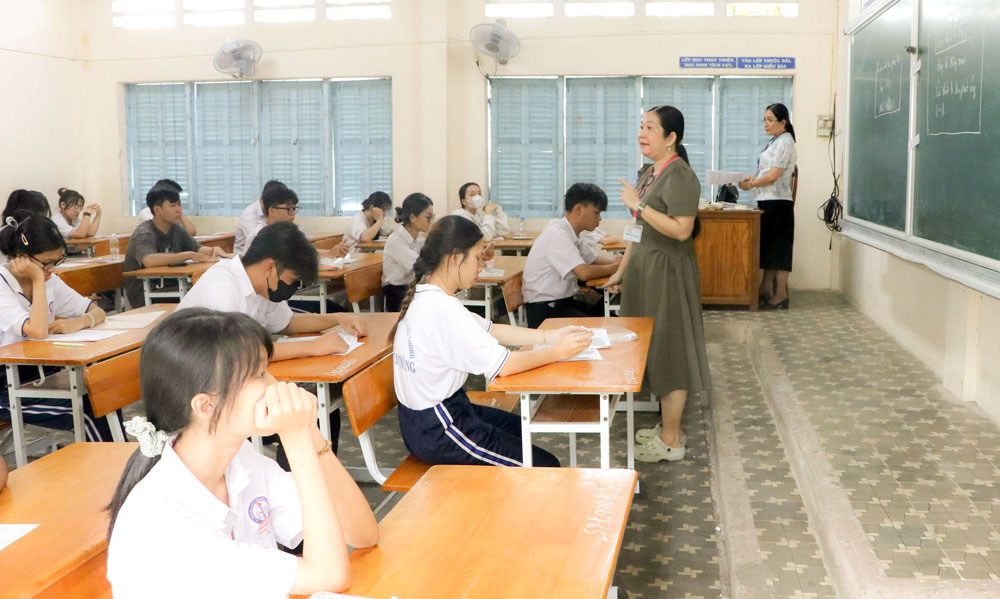 Lần đầu tiên các em học sinh lớp 12 thi theo chương trình giáo dục phổ thông 2018. Thời gian thi được rút ngắn từ 4 buổi còn 3 buổi.