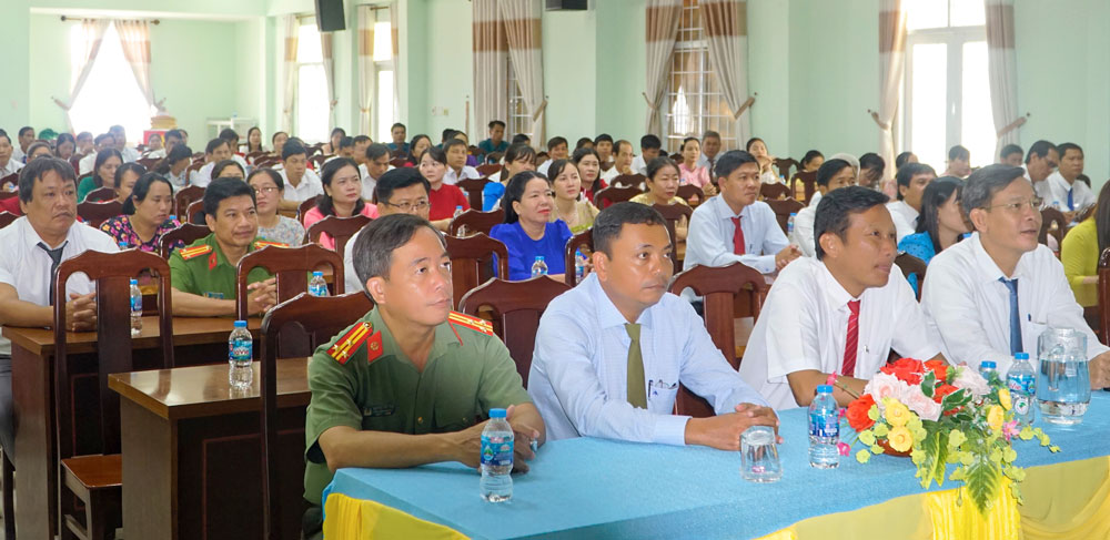 Các đại biểu tham dự lễ công bố tại hội trường Đảng ủy xã Trà Cú.