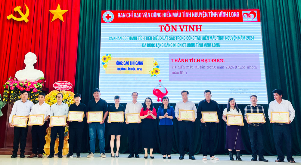 Bà Lê Thị Thúy Kiều- Tỉnh ủy viên, Phó Chủ tịch HĐND tỉnh và bà Hồ Thị Thu Hằng- Tỉnh ủy viên, Giám đốc Sở Y tế, Phó trưởng BCĐ Vận động hiến máu tình nguyện tỉnh trao bằng khen UBND tỉnh cho các cá nhân hiến nhóm máu hiếm.