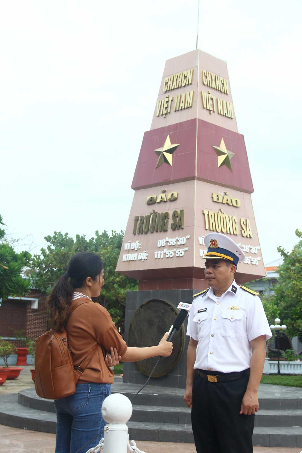 Nhà báo Bích Chi tác nghiệp trên quần đảo Trường Sa, bảo rằng: “Tôi đã chạm tới ước mơ”. Ảnh: TRẦN PHƯỚC