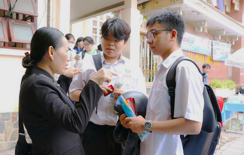 Thí sinh nhận được sự quan tâm từ quý thầy cô, khi túc trực trước cổng trường để động viên các em thi tốt.
