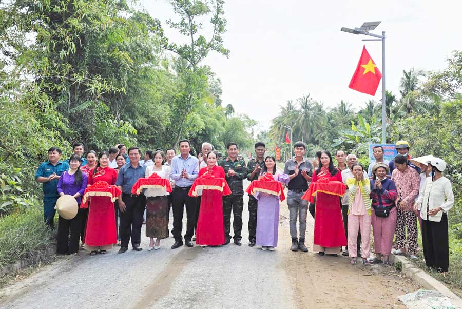 Các tầng lớp nhân dân cùng đóng góp xây dựng nhiều mô hình sáng, xanh, sạch, đẹp. 
