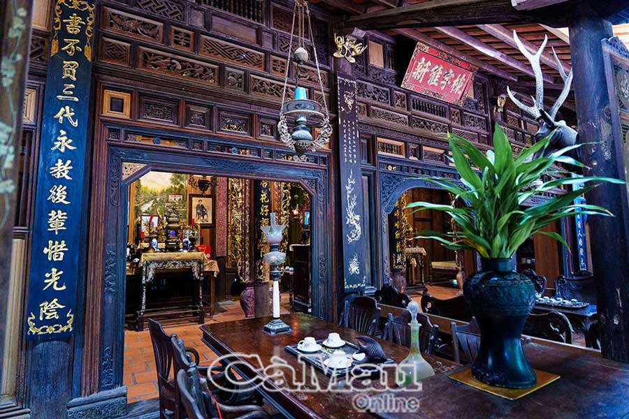 Những vật dụng trong nhà đều là những món đồ cổ quý giá. Cây đèn dầu, bộ ấm chén, chùm đèn treo, tủ chén... gợi lại những ký ức xưa cũ cách đây gần 2 thế kỷ.
