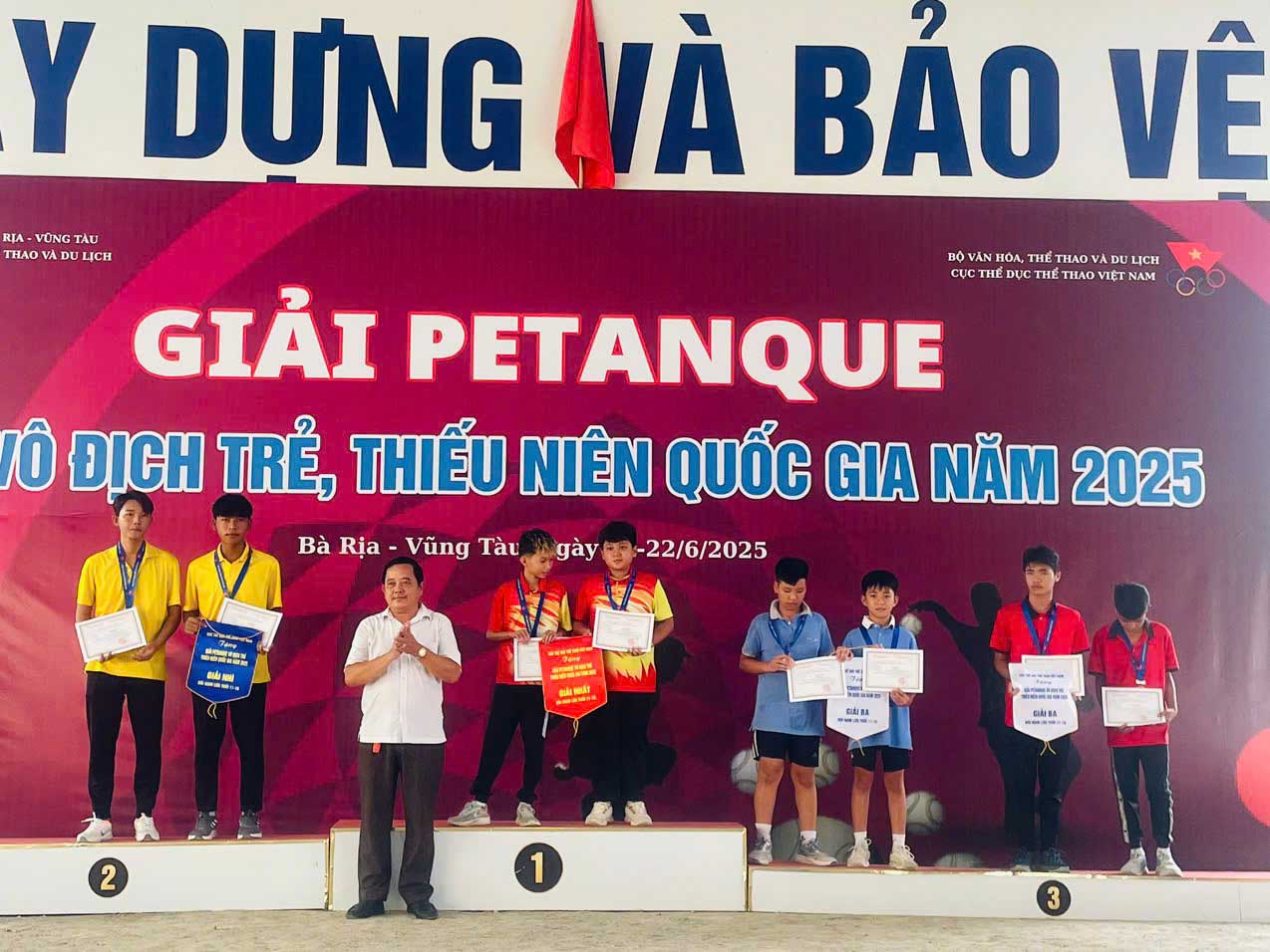 Các VĐV của Vĩnh Long trên bục nhận HCB nội dung đôi nam.
