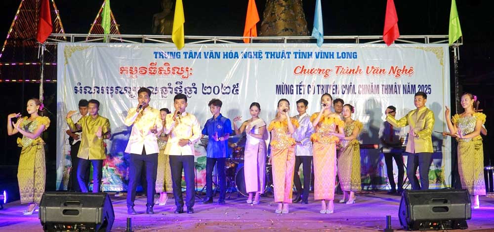 Trung tâm Văn hóa Nghệ thuật xây dựng chương trình văn nghệ lồng ghép tuyên truyền chính sách về bình đẳng giới đến đồng bào Khmer.
