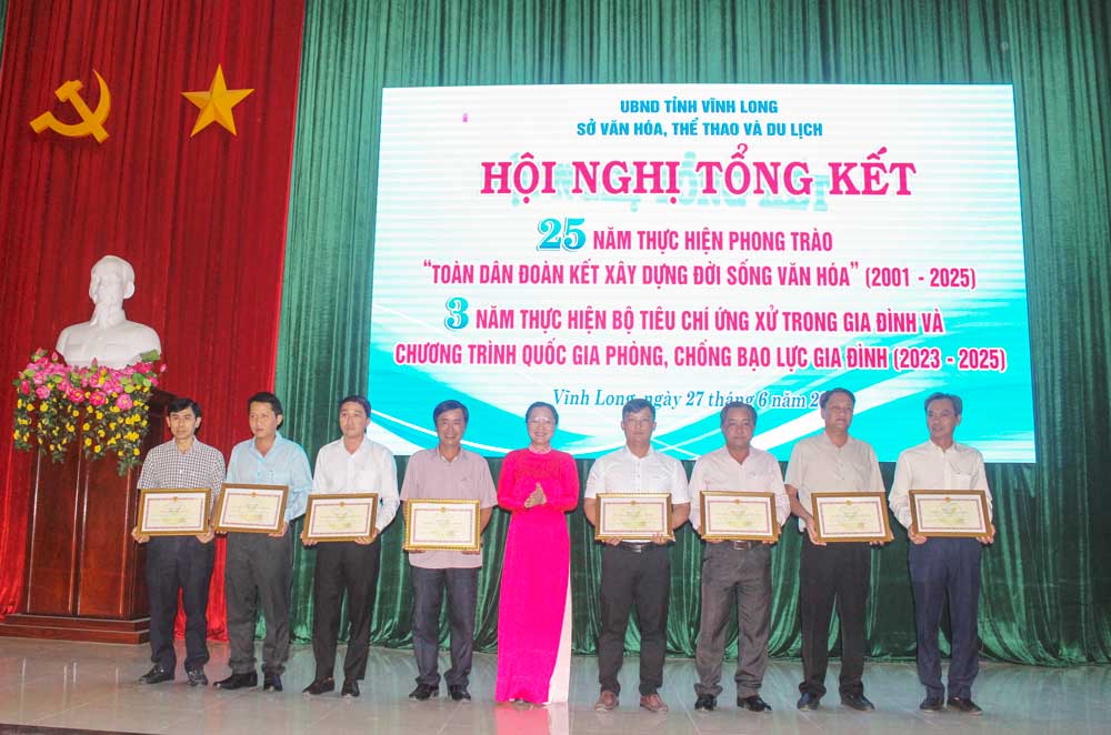 Tỉnh kịp thời tôn vinh và lan tỏa những điển hình tiên tiến, những câu chuyện người thật, việc thật.
