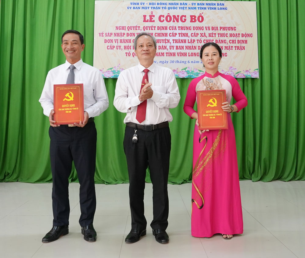 Phó Bí thư Đảng ủy các cơ quan Đảng tỉnh- Lê Chí Thanh trao quyết định chỉ định Chủ tịch, Phó Chủ tịch UBND xã Tân Lược nhiệm kỳ 2021-2026.