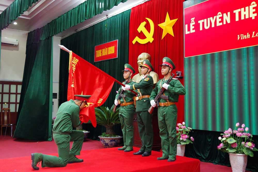 Chiến sĩ mới tuyên thệ dưới Quân kỳ Quyết thắng.