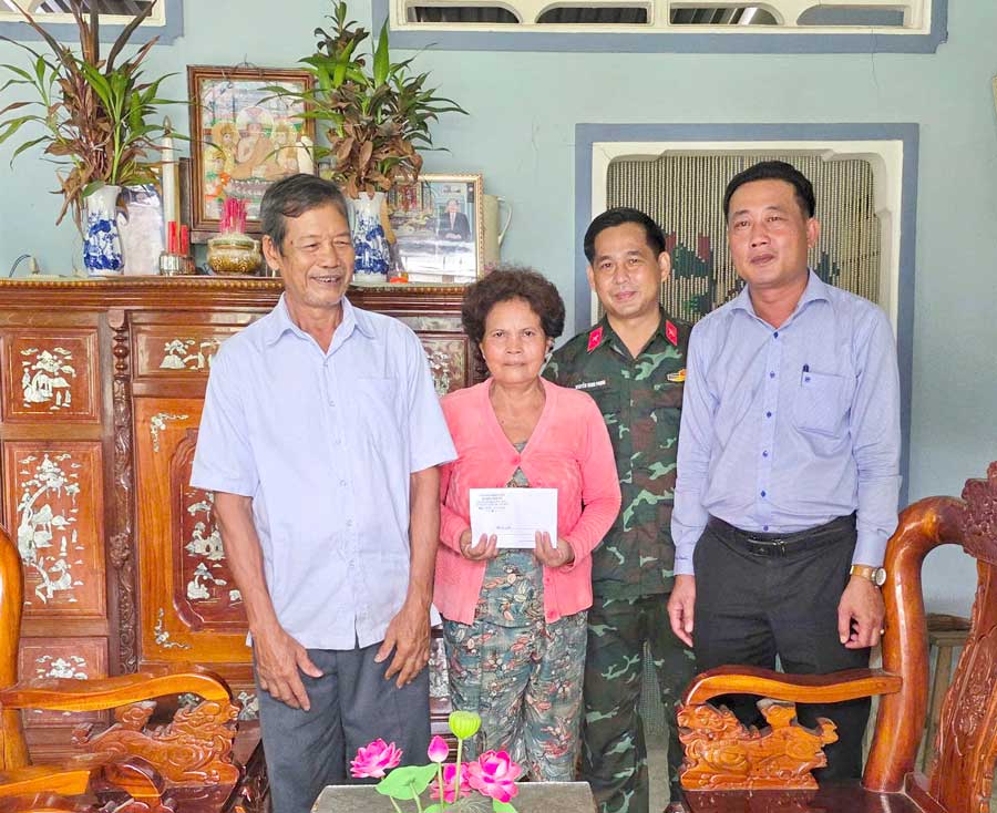 Gia đình ông Thạch Thanh được chính quyền địa phương đến thăm, chúc Tết Chol Chnam Thmay. 
