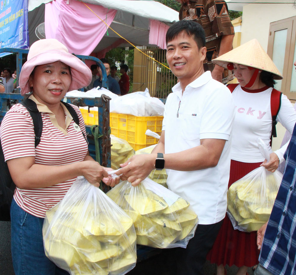 Thầy Nguyễn Minh Tấn – Giáo viên Trường THPT Song Phú, 12 năm liền “tiếp sức” cho học trò bằng những bữa cơm ấm tình thầy trò. Năm nay, thầy Tấn vẫn tặng 450 phần cơm, chúc các em tự tin thi tốt.