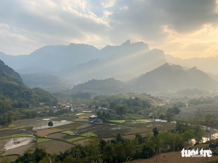 Khung cảnh bình yên cuối chiều từ cung đường Hà Giang - Ảnh: NGUYỄN HIỀN
