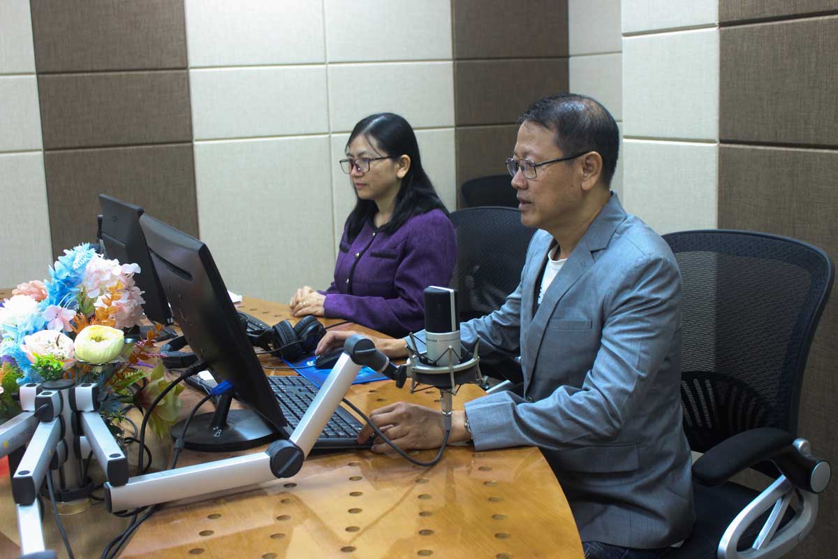 Lao động của phát thanh viên thầm lặng nhưng sản phẩm mang lại có sức lan tỏa trong không gian rộng lớn.