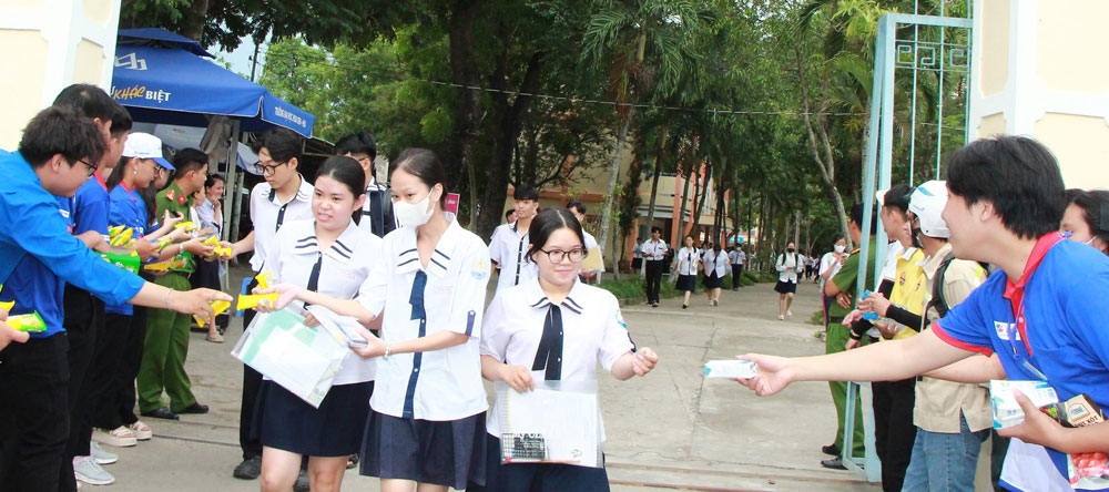 Thí sinh được các anh chị đoàn viên, sinh viên tiếp sức mùa thi miễn phí như nước suối, quà bánh…