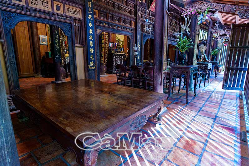 Bàn và sập đều là gỗ quý nguyên tấm, nhuốm màu thời gian. Các bộ bàn ghế cũng được làm kỳ công, hoạ tiết đẹp mắt.