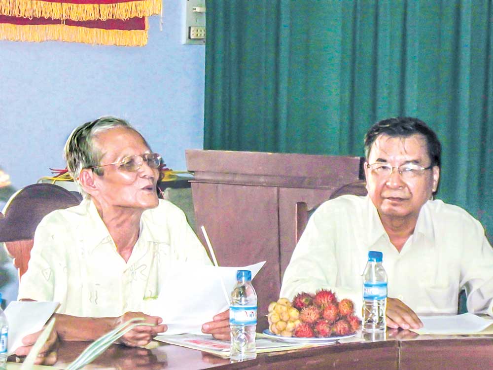 Ông Nguyễn Khắc Hiếu (trái)- từng tham gia viết Báo Kèn Giải Phóng đến Báo Quyết Thắng và ông Nguyễn Thanh Hùng (phải)- nguyên Trưởng Ban Tuyên giáo Tỉnh ủy trong một lần tham gia hội thảo ôn lại lịch sử báo chí cách mạng Vĩnh Long. Ảnh: HOÀNG MINH