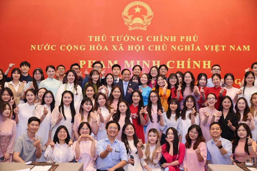 Thủ tướng đề nghị Đại sứ quán tiếp tục quan tâm, chăm lo, làm tốt công tác bảo hộ công dân, phát huy vai trò cầu nối, kiến tạo, coi bà con như người thân ruột thịt, coi công việc của bà con như công việc của mình, không để ai bị bỏ lại phía sau - Ảnh: VGP/Nhật Bắc