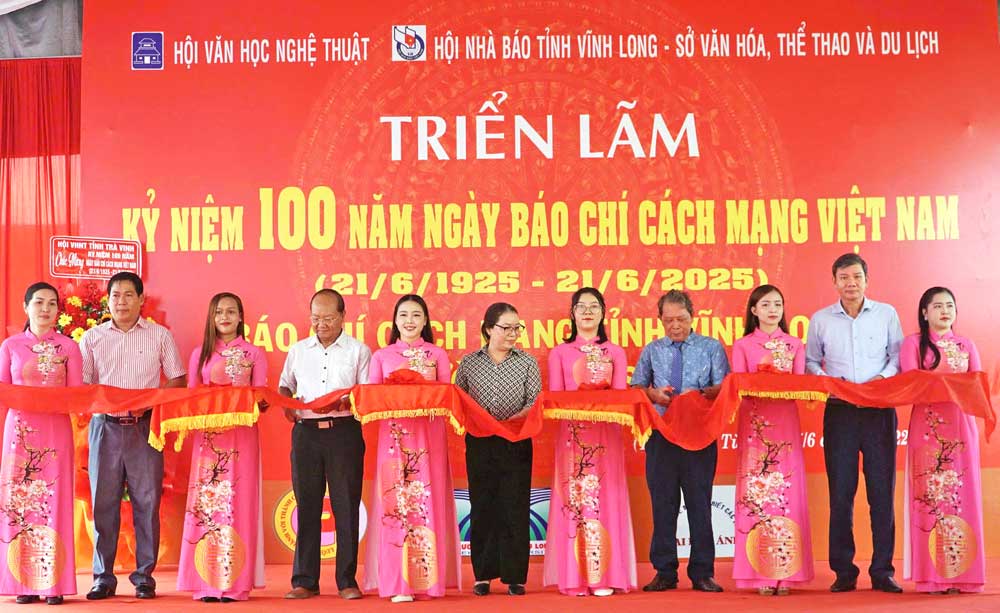 Đại biểu thực hiện nghi thức cắt băng khai mạc triển lãm.