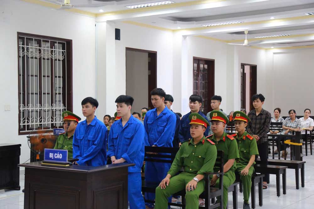 Các bị cáo nghe HĐXX tuyên án.