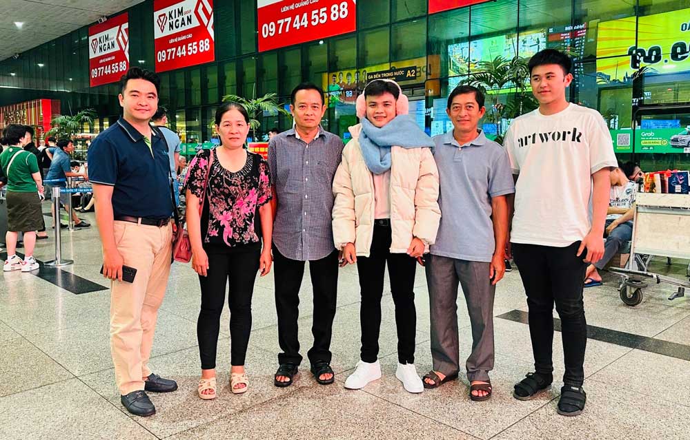 Người lao động (thứ 3 từ bên phải) được gia đình và đại diện công ty đưa lao động đi làm việc ở nước ngoài theo hợp đồng, tiễn xuất cảnh sang Nhật Bản.
