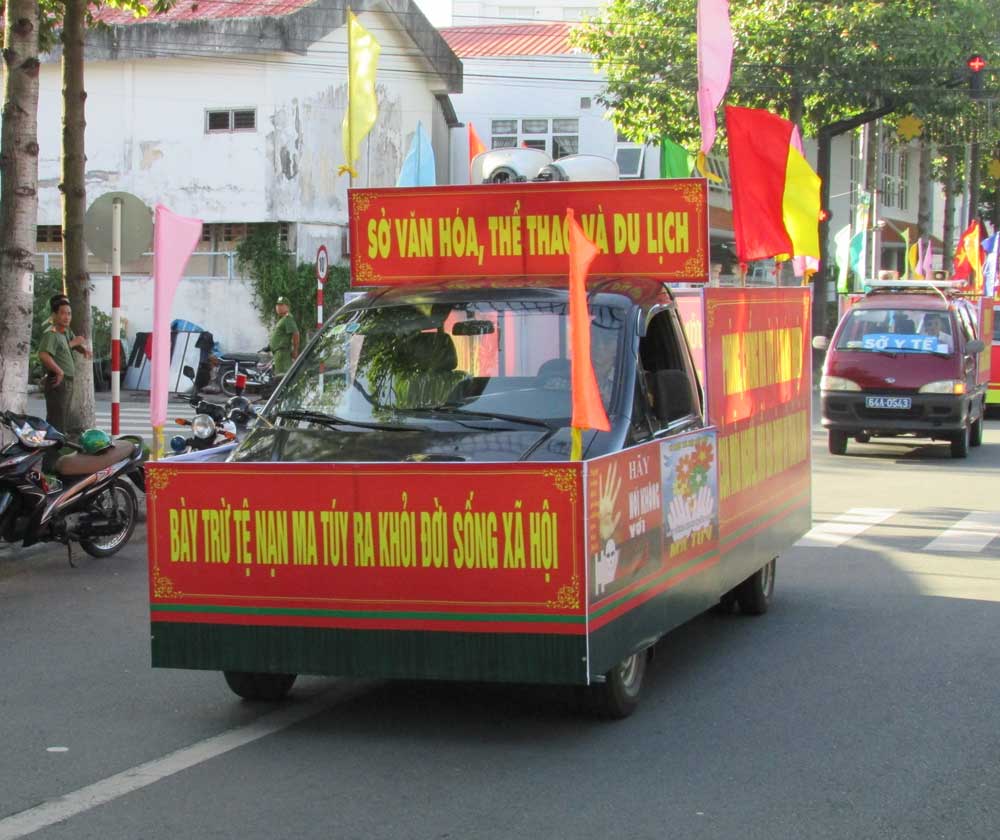 Xe loa tuyên truyền về phòng, chống ma túy diễu hành trên địa bàn TP Vĩnh Long.