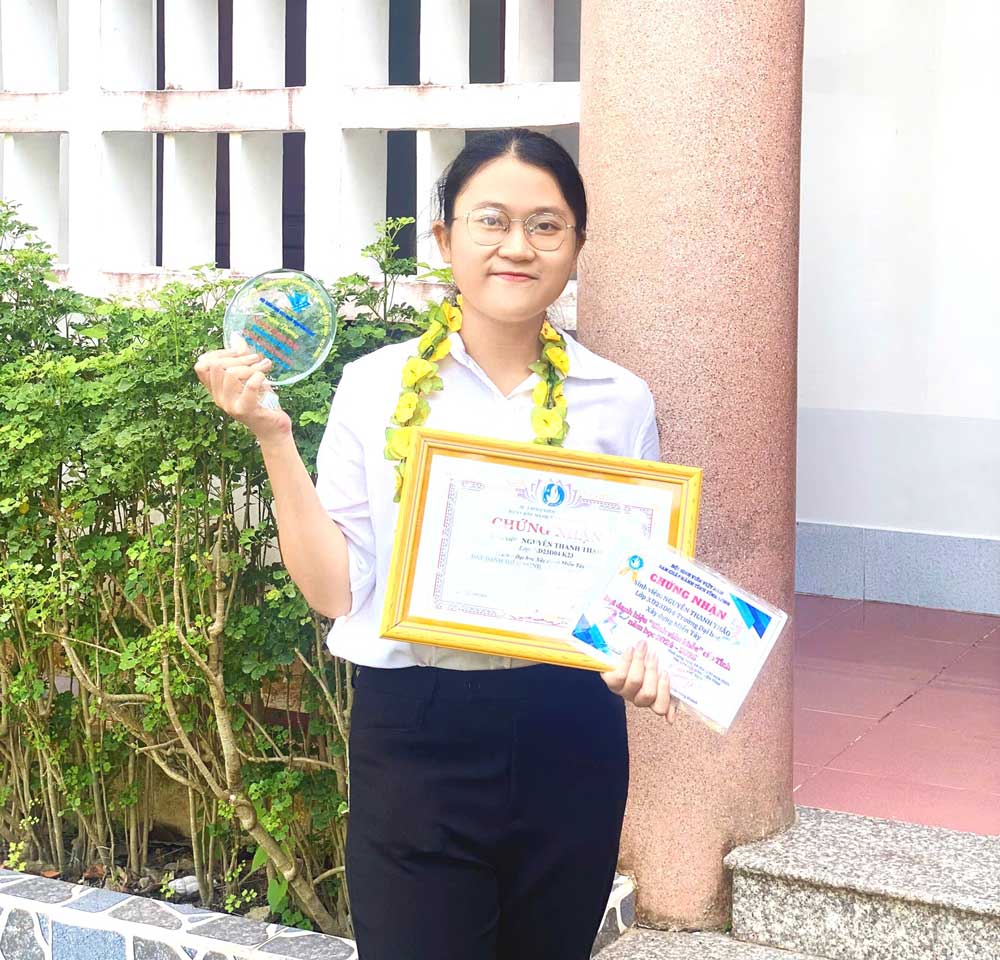 Thanh Thảo tự hào khi đạt danh hiệu Sinh viên 5 tốt cấp tỉnh.