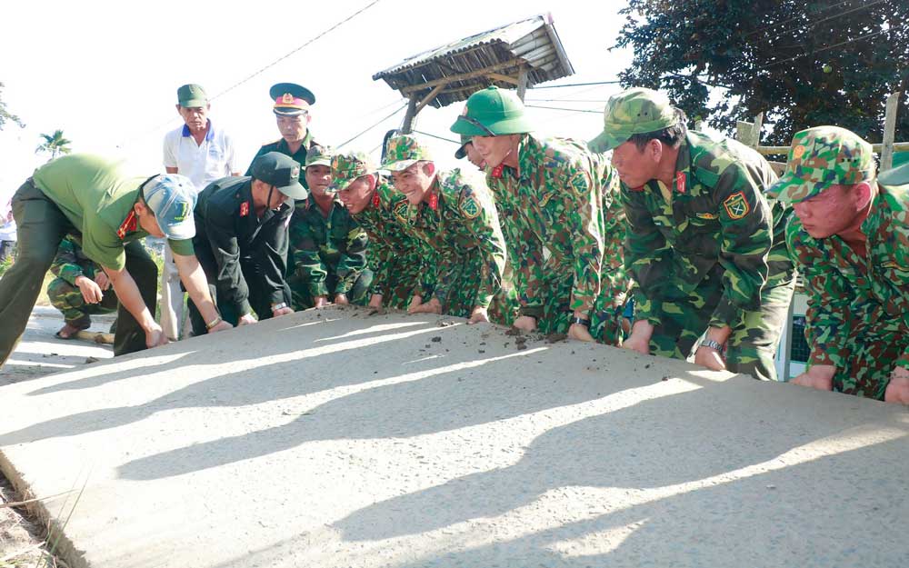 Cán bộ, chiến sĩ lực lượng vũ trang tỉnh tuyên truyền, giúp dân xây dựng NTM.