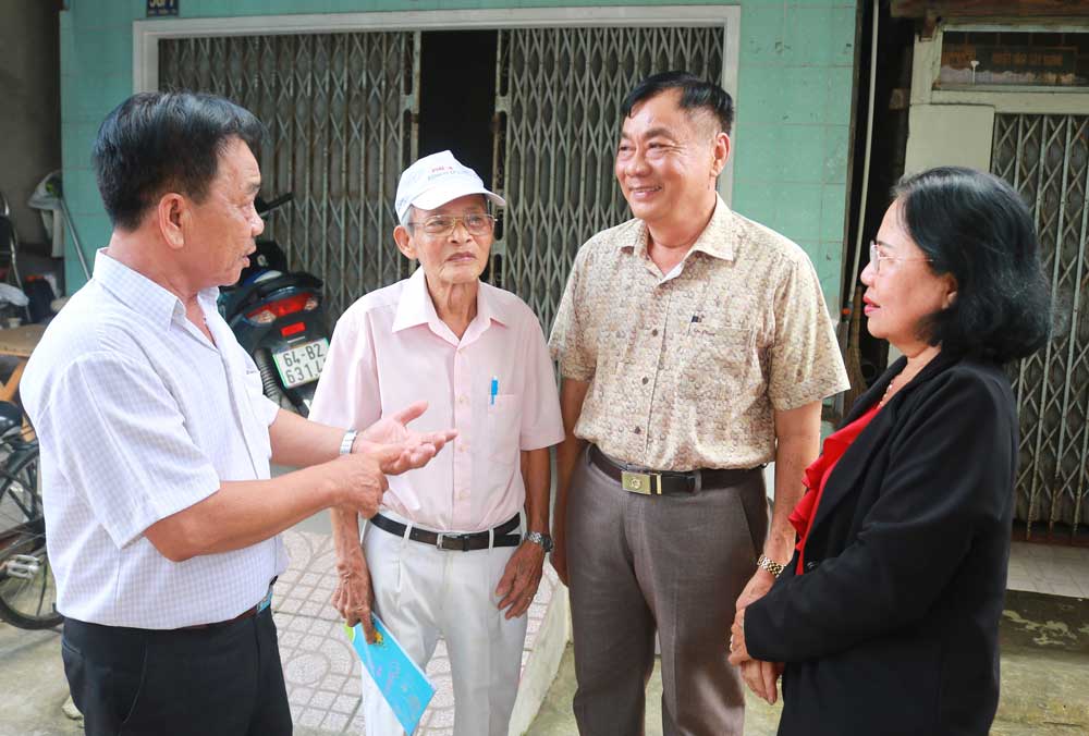 Thi đua làm theo lời Bác, người cao tuổi tỉnh nhà nỗ lực nêu gương sáng để thế hệ trẻ noi theo.
 