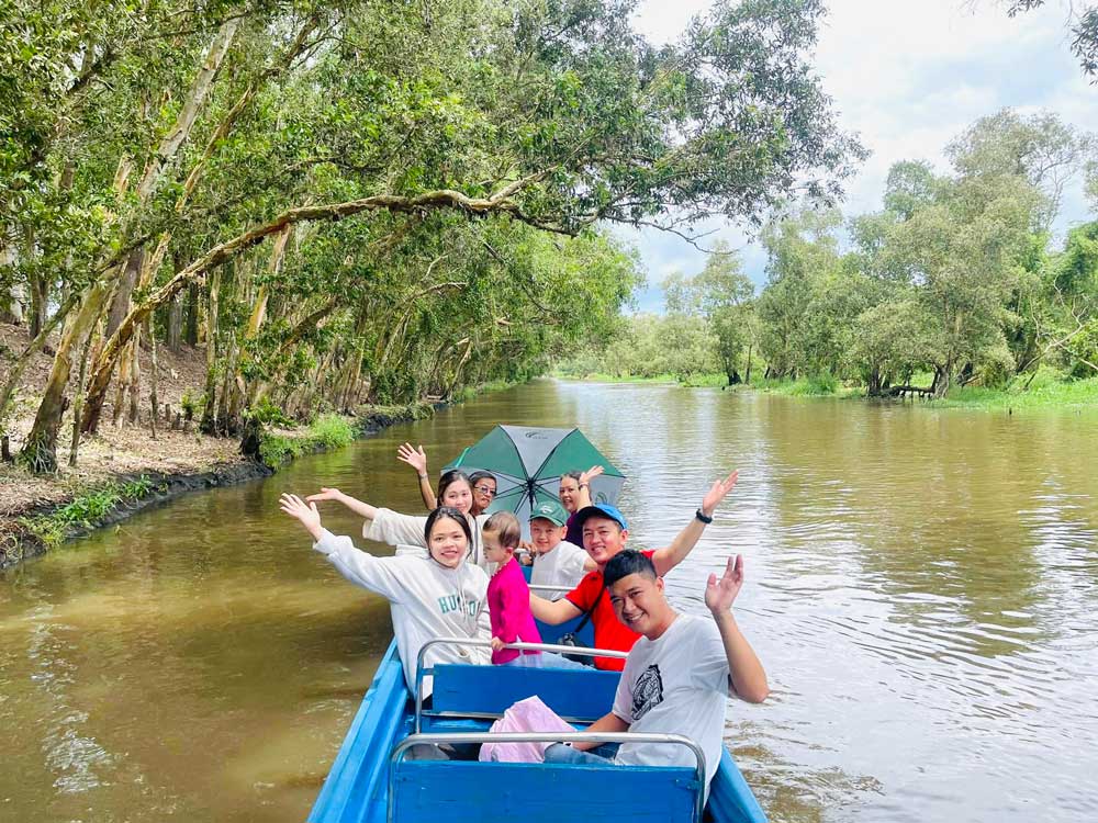 Các tour du lịch miền Tây sông nước giúp các gia đình khám phá thiên nhiên, tìm hiểu văn hóa địa phương đầy thi vị.