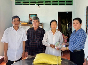 Trao tiền bạn đọc giúp chị Nguyễn Thị Thu Hòa