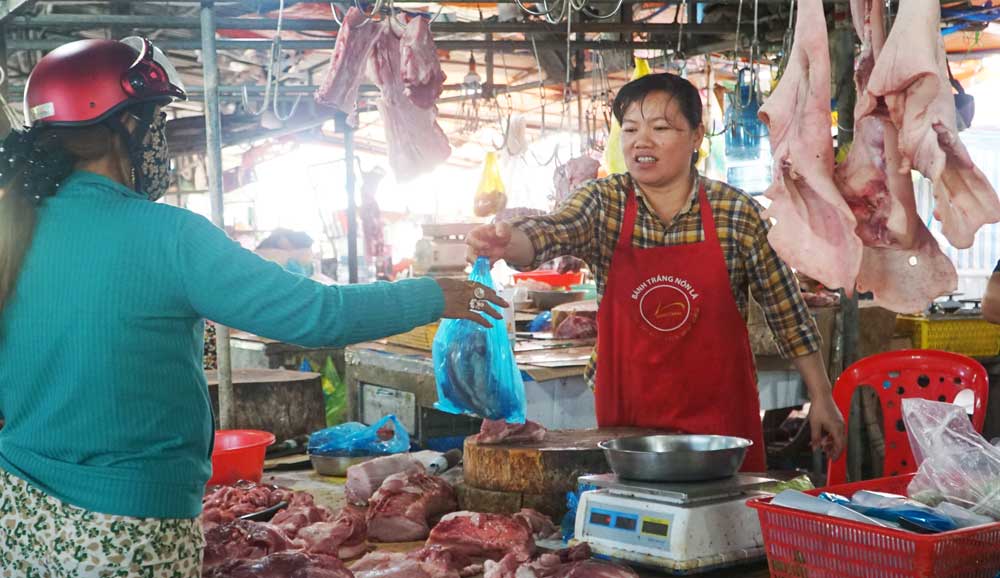 Các địa phương đã triển khai đồng bộ nhiều giải pháp, duy trì và nâng cao các tiêu chí về an toàn vệ sinh thực phẩm tại các chợ.
 