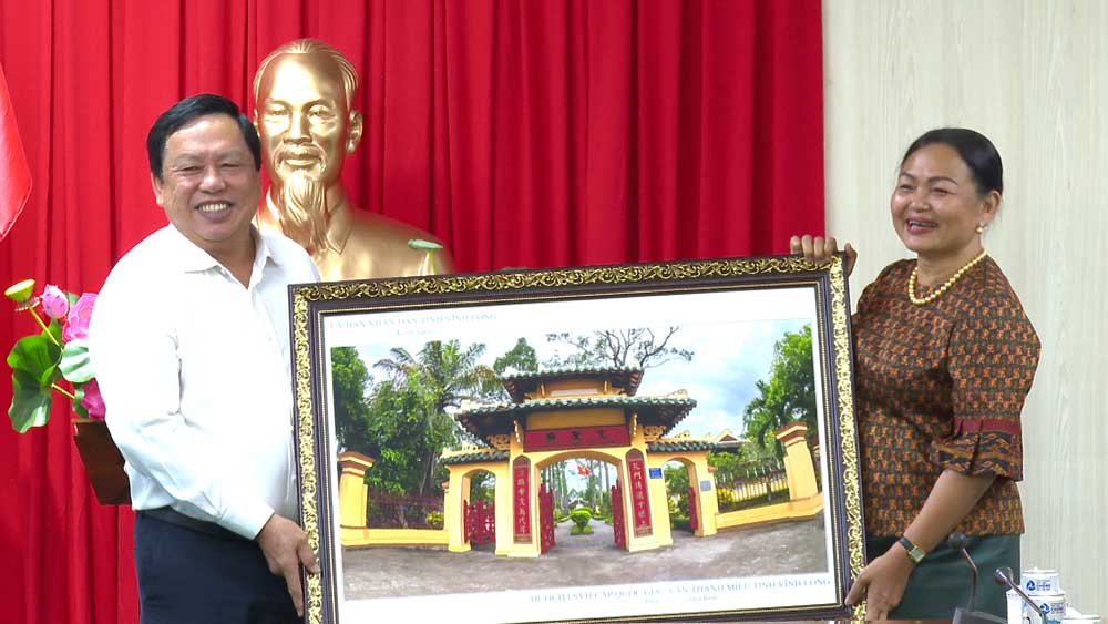 Ông Nguyễn Văn Liệt- Tỉnh ủy viên, Phó Chủ tịch UBND tỉnh Vĩnh Long tặng quà lưu niệm cho Quốc Vụ khanh Bộ Văn hóa và Nghệ thuật Campuchia Lundi Sannara.
